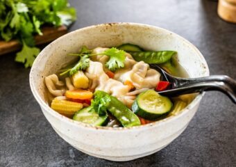 Aasiapärane supp pelmeenide ja köögiviljadega