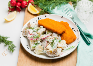 Kevadine kartulisalat krõbeda kalaga