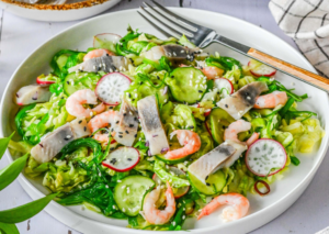 Noore kapsa ja wakame vetika salat heeringa ja krevettidega