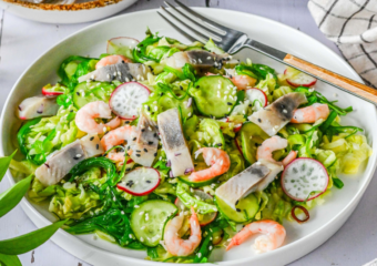 Noore kapsa ja wakame vetika salat heeringa ja krevettidega