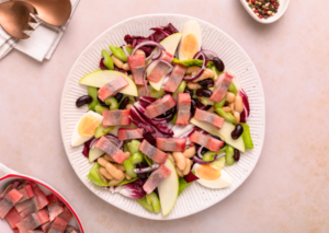 Värske salat heeringa, salatisiguri ja ubadega